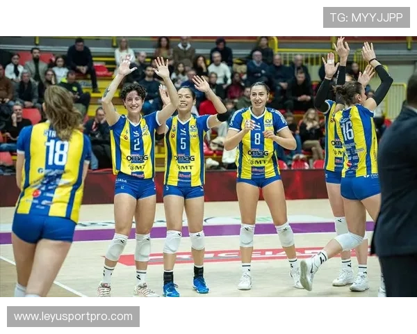 意甲俱乐部开放日举行，球迷与球员互动反响热烈