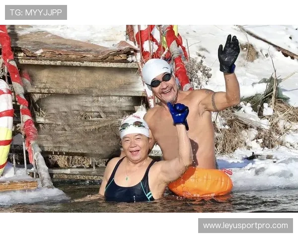 冬泳爱好者不畏严寒，雪中逐浪展现运动热情。